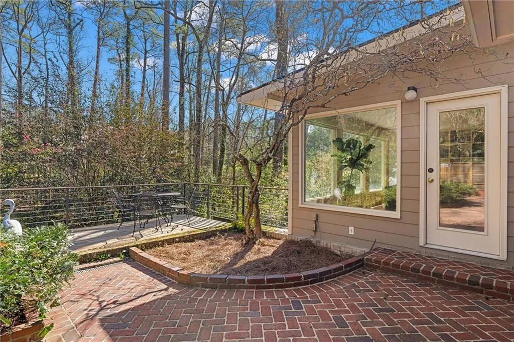 374 Londonberry Road, Atlanta, Georgia 30327, 4 Bedrooms Bedrooms, ,3 BathroomsBathrooms,Residential,Sold,374 Londonberry Road,7736916