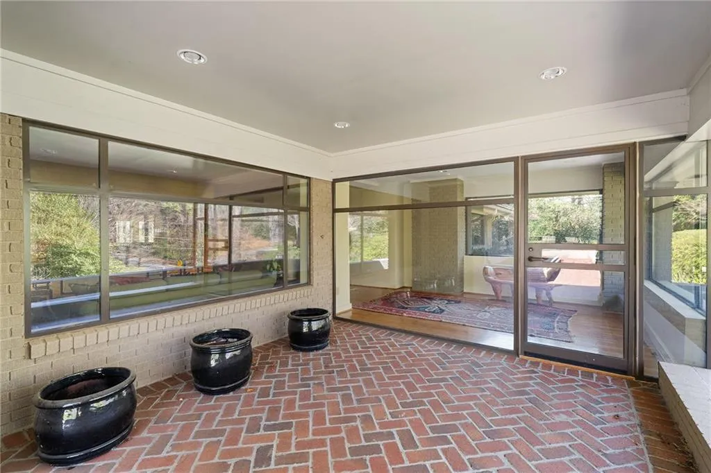 374 Londonberry Road, Atlanta, Georgia 30327, 4 Bedrooms Bedrooms, ,3 BathroomsBathrooms,Residential,Sold,374 Londonberry Road,7736916
