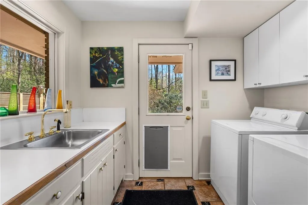 374 Londonberry Road, Atlanta, Georgia 30327, 4 Bedrooms Bedrooms, ,3 BathroomsBathrooms,Residential,Sold,374 Londonberry Road,7736916