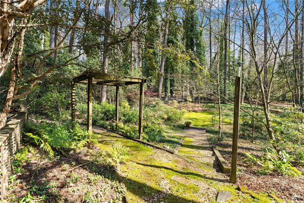 374 Londonberry Road, Atlanta, Georgia 30327, 4 Bedrooms Bedrooms, ,3 BathroomsBathrooms,Residential,Sold,374 Londonberry Road,7736916