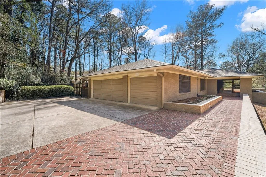 374 Londonberry Road, Atlanta, Georgia 30327, 4 Bedrooms Bedrooms, ,3 BathroomsBathrooms,Residential,Sold,374 Londonberry Road,7736916
