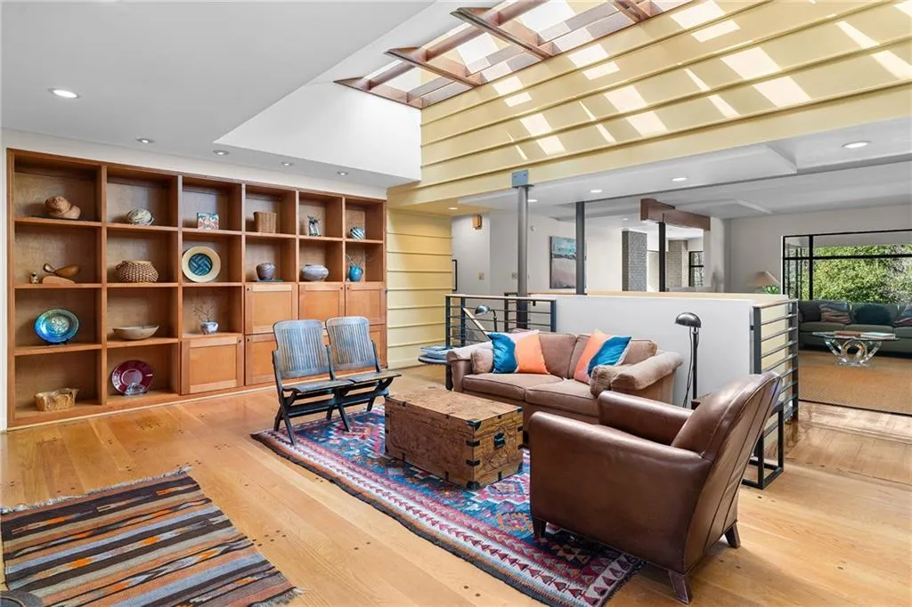 374 Londonberry Road, Atlanta, Georgia 30327, 4 Bedrooms Bedrooms, ,3 BathroomsBathrooms,Residential,Sold,374 Londonberry Road,7736916