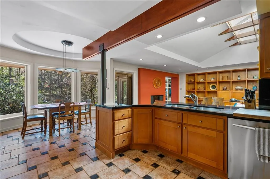 374 Londonberry Road, Atlanta, Georgia 30327, 4 Bedrooms Bedrooms, ,3 BathroomsBathrooms,Residential,Sold,374 Londonberry Road,7736916
