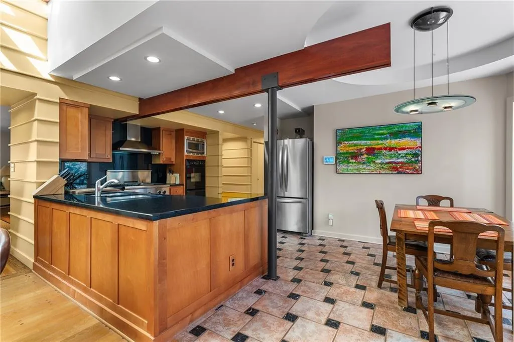 374 Londonberry Road, Atlanta, Georgia 30327, 4 Bedrooms Bedrooms, ,3 BathroomsBathrooms,Residential,Sold,374 Londonberry Road,7736916
