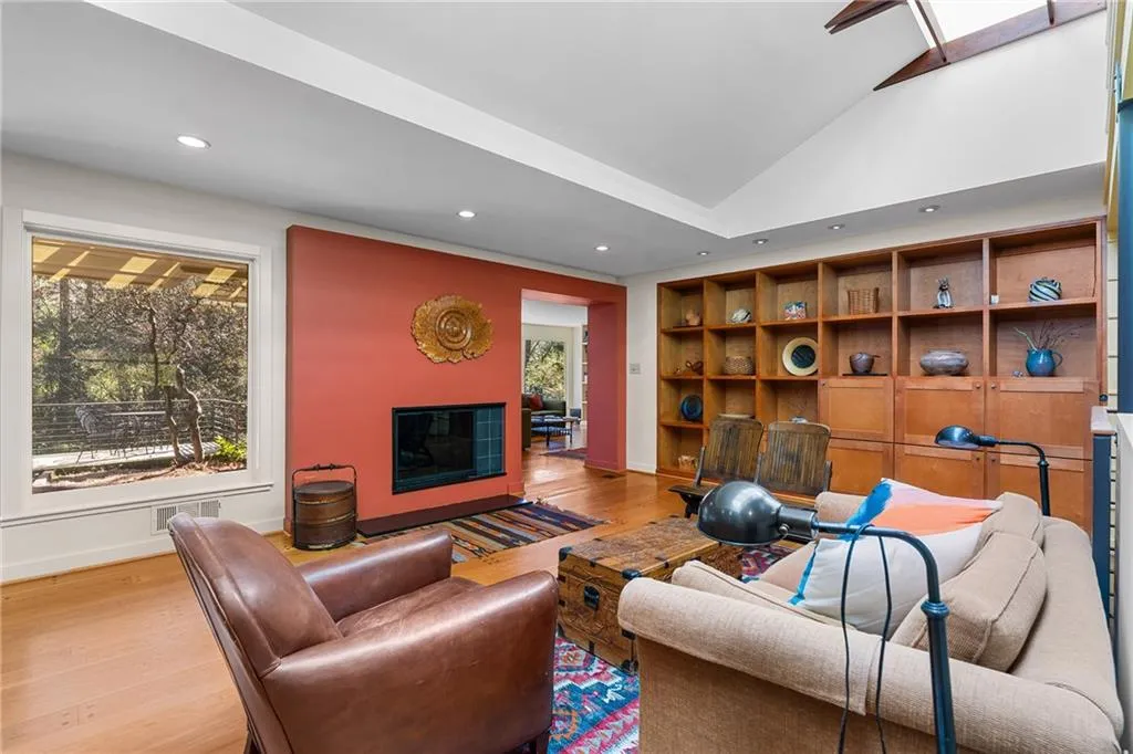374 Londonberry Road, Atlanta, Georgia 30327, 4 Bedrooms Bedrooms, ,3 BathroomsBathrooms,Residential,Sold,374 Londonberry Road,7736916
