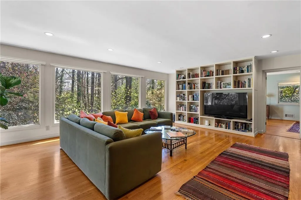 374 Londonberry Road, Atlanta, Georgia 30327, 4 Bedrooms Bedrooms, ,3 BathroomsBathrooms,Residential,Sold,374 Londonberry Road,7736916
