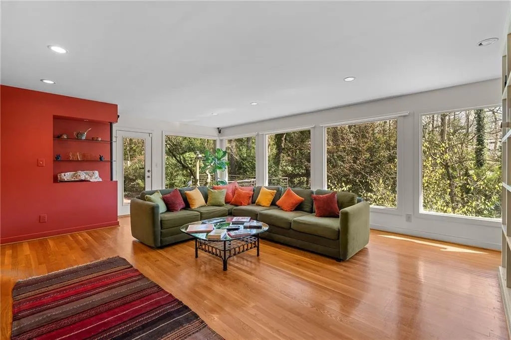 374 Londonberry Road, Atlanta, Georgia 30327, 4 Bedrooms Bedrooms, ,3 BathroomsBathrooms,Residential,Sold,374 Londonberry Road,7736916