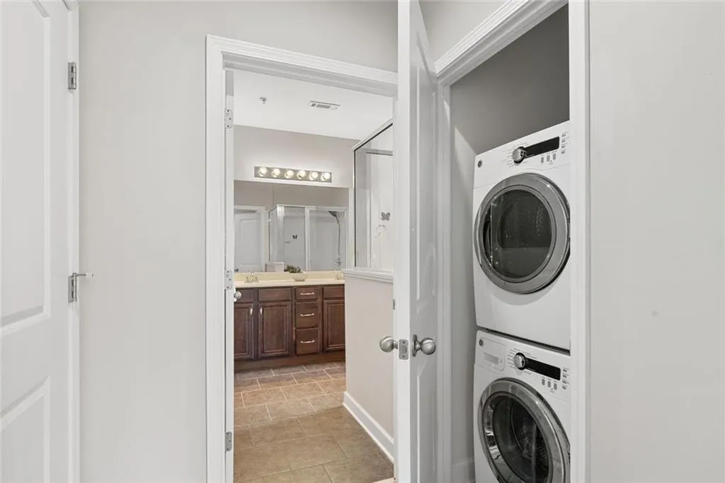 Laundry, washer/Dryer stay with property