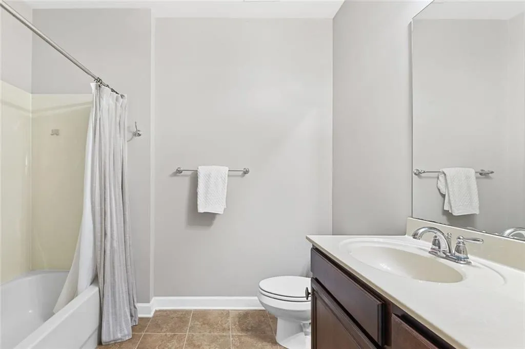 2nd full bath with shower/tub combo