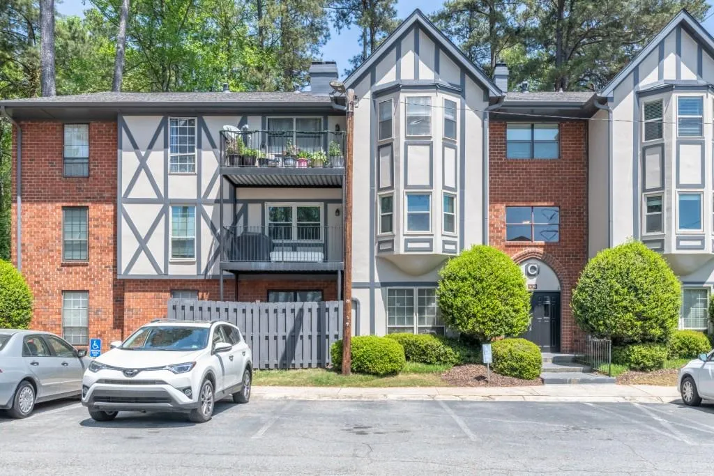 6851 Roswell Road Unit C-7, Sandy Springs, Georgia 30328, 4 Bedrooms Bedrooms, ,2 BathroomsBathrooms,Residential,Sold,6851 Roswell Road Unit C-7,6872495