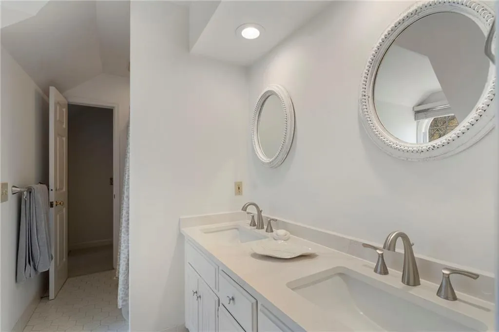 5960 Winterthur Drive, Atlanta, Georgia 30328, 6 Bedrooms Bedrooms, ,4 BathroomsBathrooms,Residential,For Sale,5960 Winterthur Drive,7703310