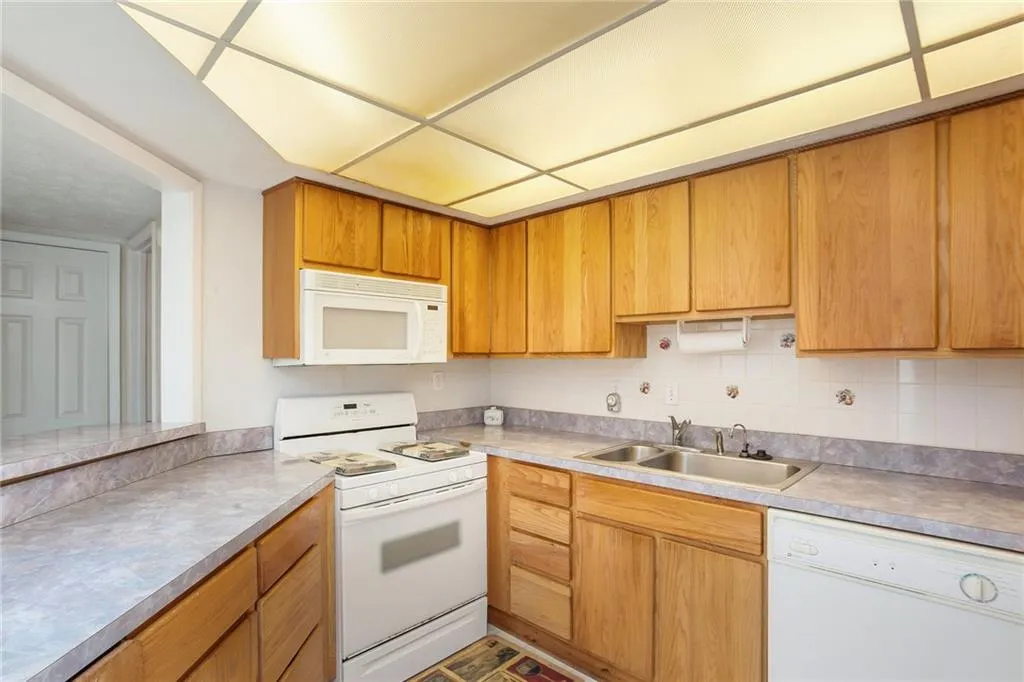 103 River Run Drive, Sandy Springs, Georgia 30350, 2 Bedrooms Bedrooms, ,2 BathroomsBathrooms,Residential,Sold,103 River Run Drive,5825395