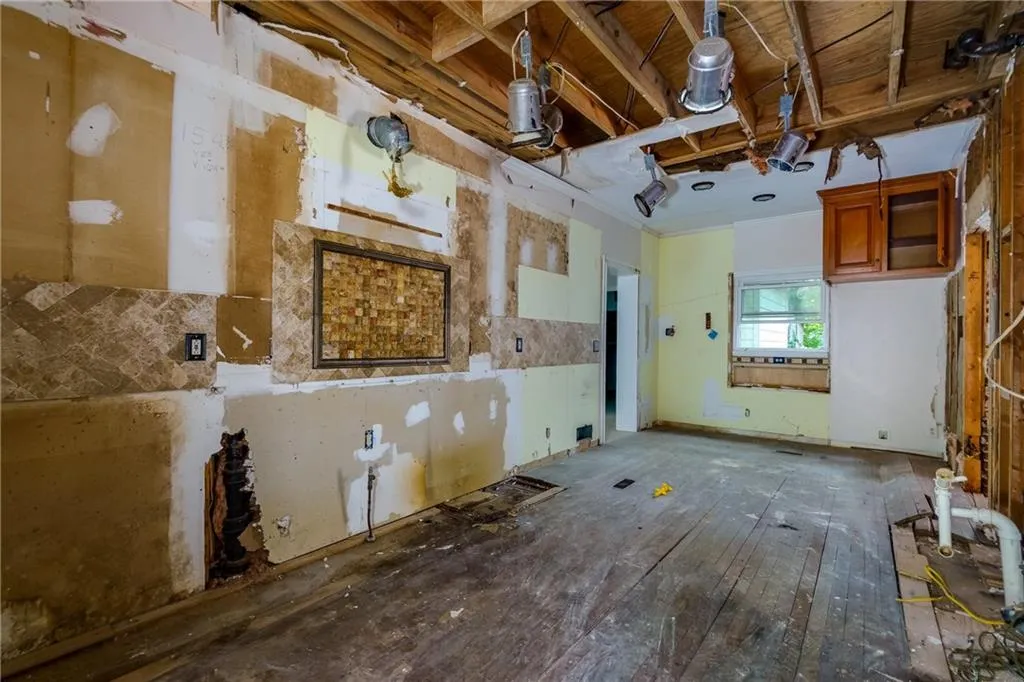 2525 Northside Drive Nw, Atlanta, Georgia 30305, 5 Bedrooms Bedrooms, ,3 BathroomsBathrooms,Residential,For Sale,2525 Northside Drive Nw,7618007