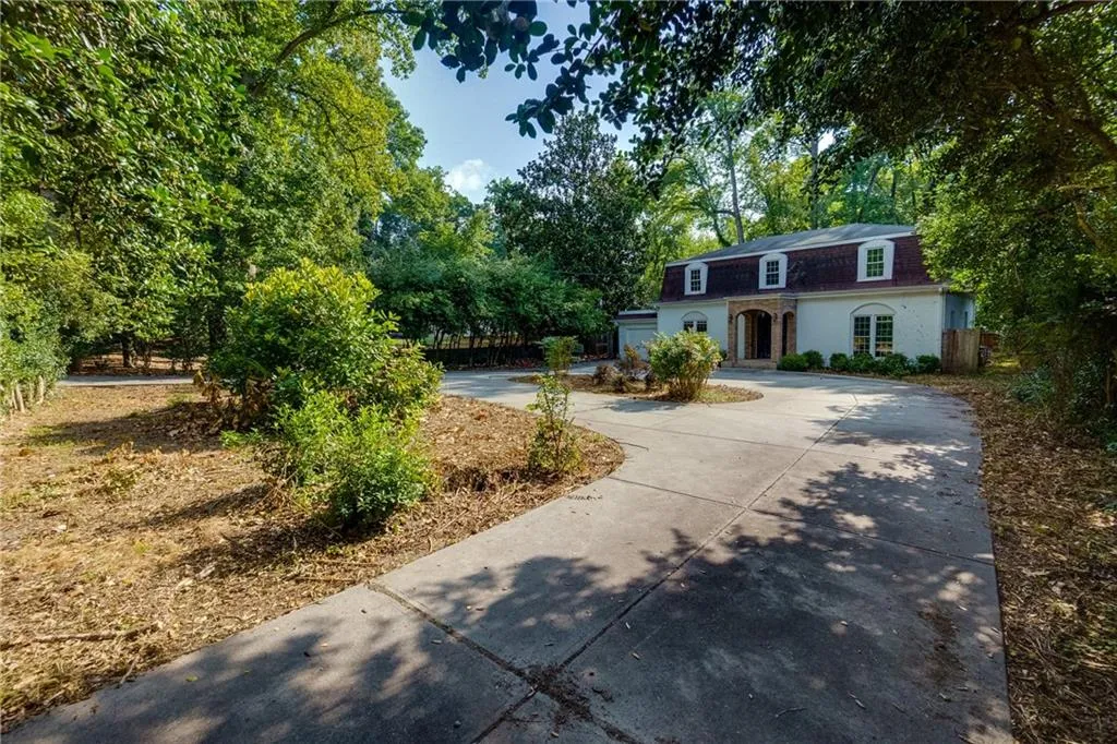 View of front of property featuring curved driveway