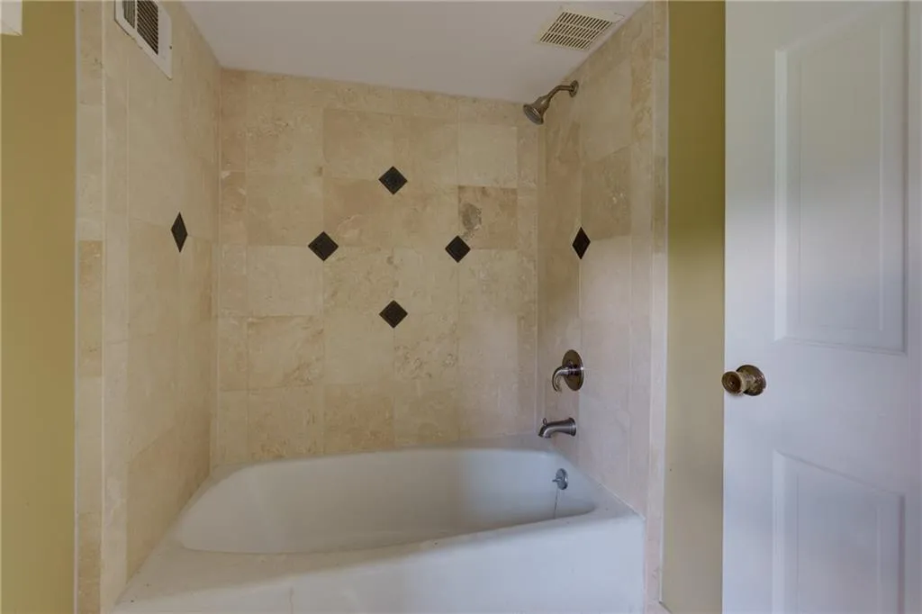 Bathroom with shower / bathtub combination