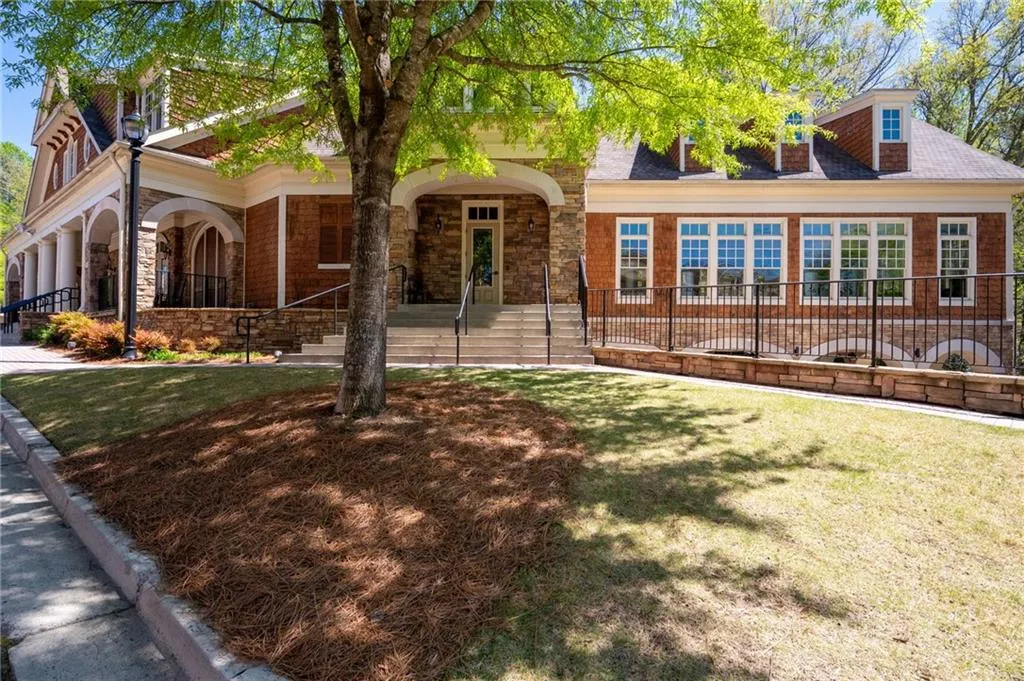 View of front of house featuring a front yard
