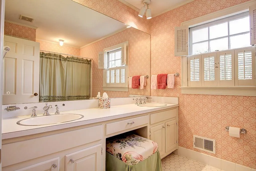 695 Fair Oaks Manor, Sandy Springs, Georgia 30327, 4 Bedrooms Bedrooms, ,3 BathroomsBathrooms,Residential,Sold,695 Fair Oaks Manor,5517537