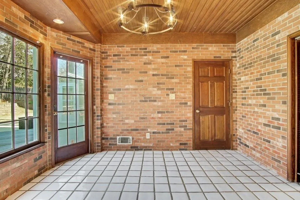 560 Cambridge Way Ne, Sandy Springs, Georgia 30328, 5 Bedrooms Bedrooms, ,3 BathroomsBathrooms,Residential,Sold,560 Cambridge Way Ne,6668380
