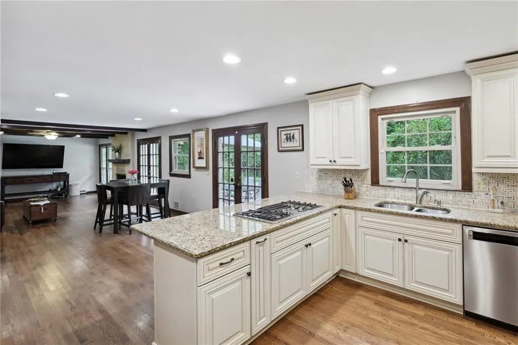 6270 Riverwood Drive, Atlanta, Georgia 30328, 5 Bedrooms Bedrooms, ,5 BathroomsBathrooms,Residential,Sold,6270 Riverwood Drive,7221628