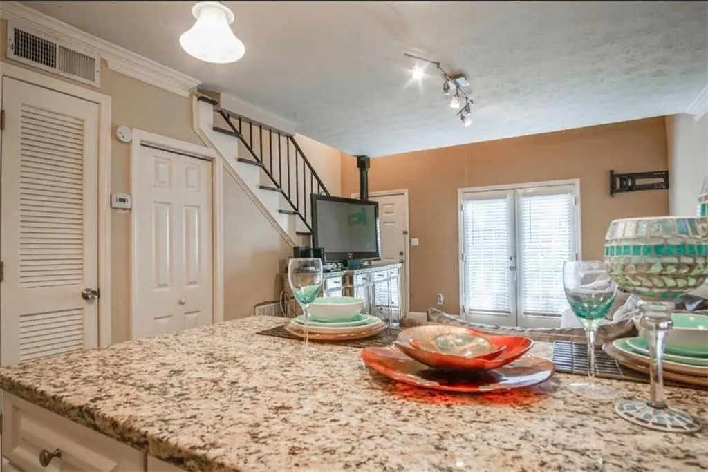 6980 Roswell Road Unit L3, Atlanta, Georgia 30328, 1 Bedroom Bedrooms, ,1 BathroomBathrooms,Residential,Sold,6980 Roswell Road Unit L3,6058396