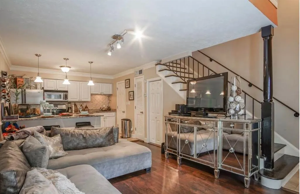 6980 Roswell Road Unit L3, Atlanta, Georgia 30328, 1 Bedroom Bedrooms, ,1 BathroomBathrooms,Residential,Sold,6980 Roswell Road Unit L3,6058396