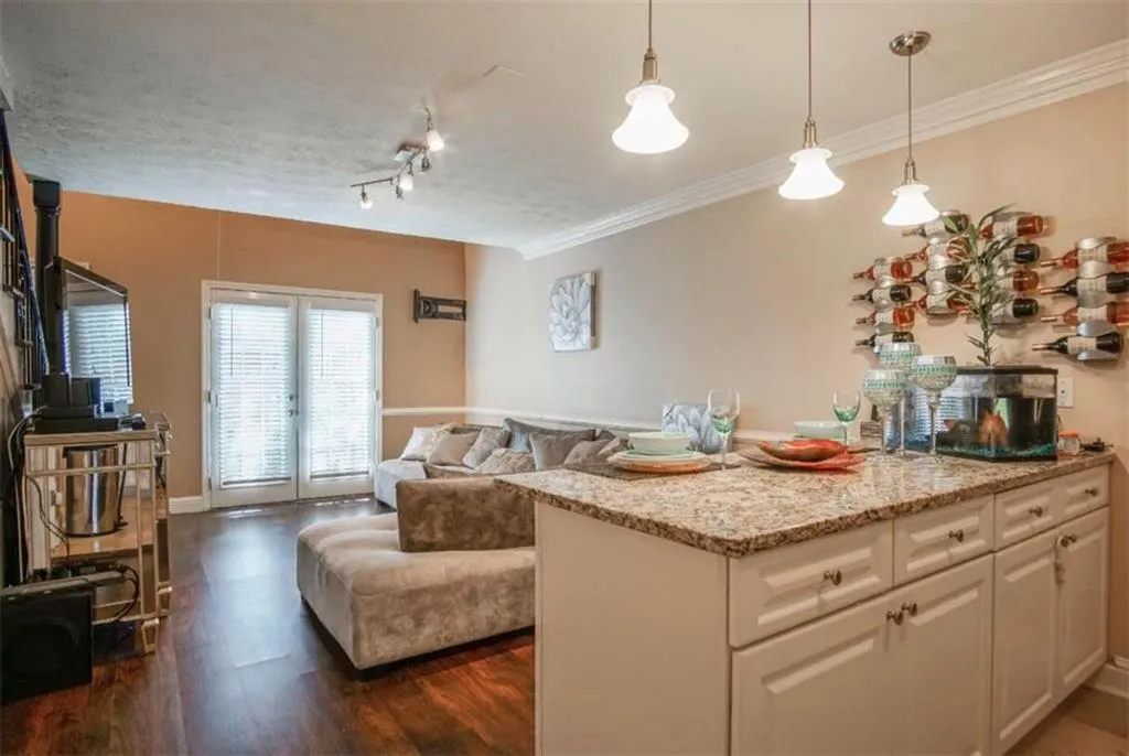 6980 Roswell Road Unit L3, Atlanta, Georgia 30328, 1 Bedroom Bedrooms, ,1 BathroomBathrooms,Residential,Sold,6980 Roswell Road Unit L3,6058396