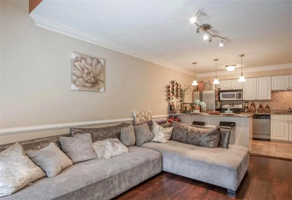 6980 Roswell Road Unit L3, Atlanta, Georgia 30328, 1 Bedroom Bedrooms, ,1 BathroomBathrooms,Residential,Sold,6980 Roswell Road Unit L3,6058396