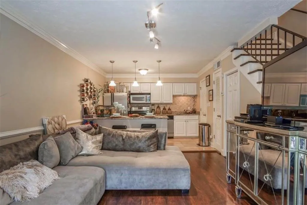 6980 Roswell Road Unit L3, Atlanta, Georgia 30328, 1 Bedroom Bedrooms, ,1 BathroomBathrooms,Residential,Sold,6980 Roswell Road Unit L3,6058396