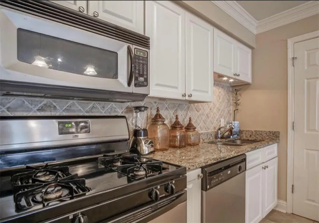6980 Roswell Road Unit L3, Atlanta, Georgia 30328, 1 Bedroom Bedrooms, ,1 BathroomBathrooms,Residential,Sold,6980 Roswell Road Unit L3,6058396