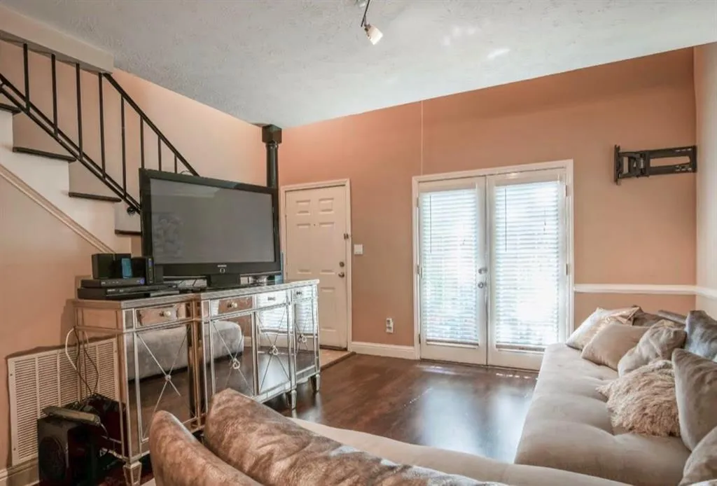 6980 Roswell Road Unit L3, Atlanta, Georgia 30328, 1 Bedroom Bedrooms, ,1 BathroomBathrooms,Residential,Sold,6980 Roswell Road Unit L3,6058396