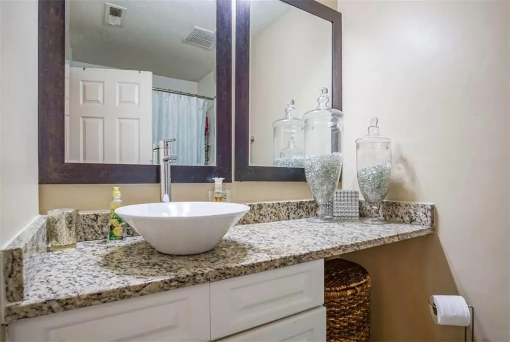 6980 Roswell Road Unit L3, Atlanta, Georgia 30328, 1 Bedroom Bedrooms, ,1 BathroomBathrooms,Residential,Sold,6980 Roswell Road Unit L3,6058396