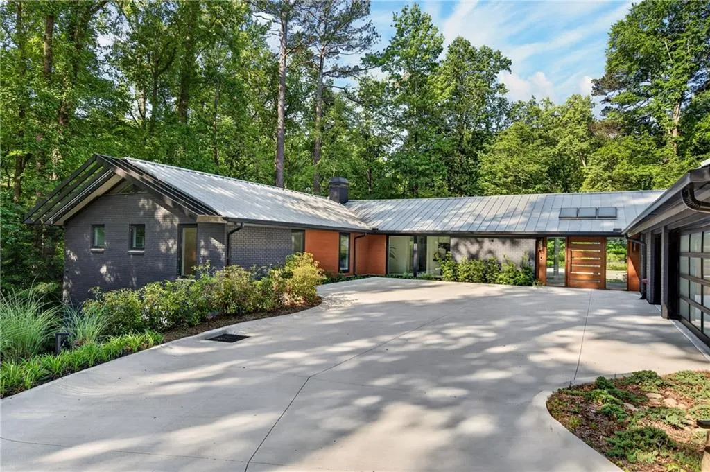 585 Amberidge Trail, Atlanta, Georgia 30328, 6 Bedrooms Bedrooms, ,5 BathroomsBathrooms,Residential,For Sale,585 Amberidge Trail,7724638