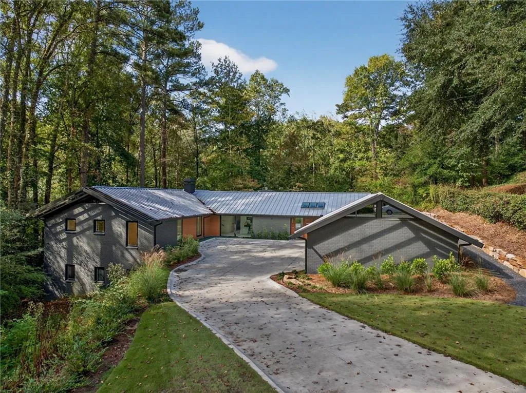 585 Amberidge Trail, Atlanta, Georgia 30328, 6 Bedrooms Bedrooms, ,5 BathroomsBathrooms,Residential,For Sale,585 Amberidge Trail,7724638