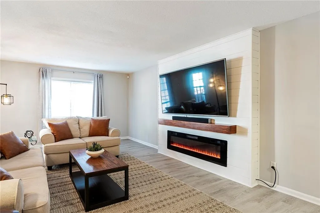 6851 Roswell Road Unit M18, Sandy Springs, Georgia 30328, 3 Bedrooms Bedrooms, ,2 BathroomsBathrooms,Residential,Sold,6851 Roswell Road Unit M18,6988950