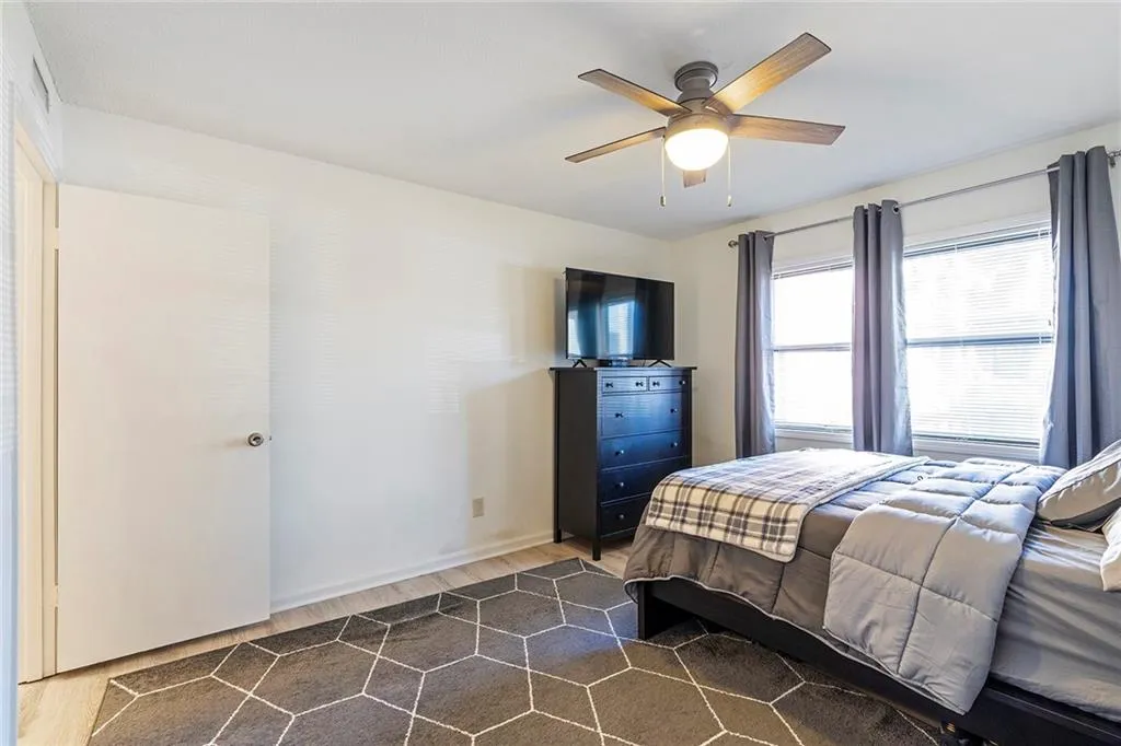 6851 Roswell Road Unit M18, Sandy Springs, Georgia 30328, 3 Bedrooms Bedrooms, ,2 BathroomsBathrooms,Residential,Sold,6851 Roswell Road Unit M18,6988950