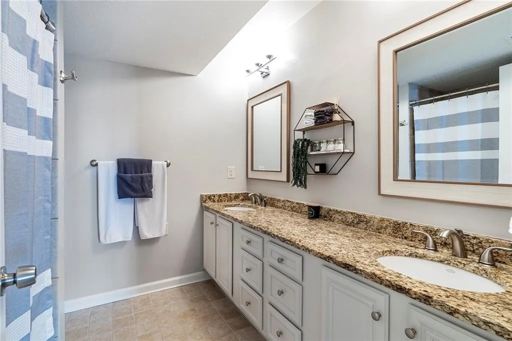 6851 Roswell Road Unit M18, Sandy Springs, Georgia 30328, 3 Bedrooms Bedrooms, ,2 BathroomsBathrooms,Residential,Sold,6851 Roswell Road Unit M18,6988950