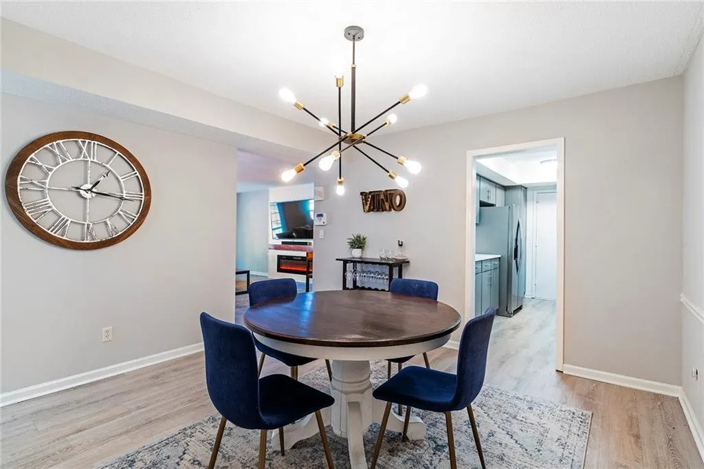 6851 Roswell Road Unit M18, Sandy Springs, Georgia 30328, 3 Bedrooms Bedrooms, ,2 BathroomsBathrooms,Residential,Sold,6851 Roswell Road Unit M18,6988950