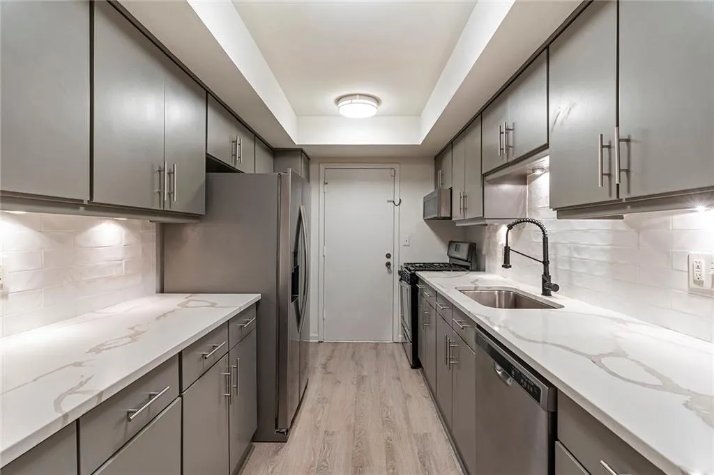 6851 Roswell Road Unit M18, Sandy Springs, Georgia 30328, 3 Bedrooms Bedrooms, ,2 BathroomsBathrooms,Residential,Sold,6851 Roswell Road Unit M18,6988950