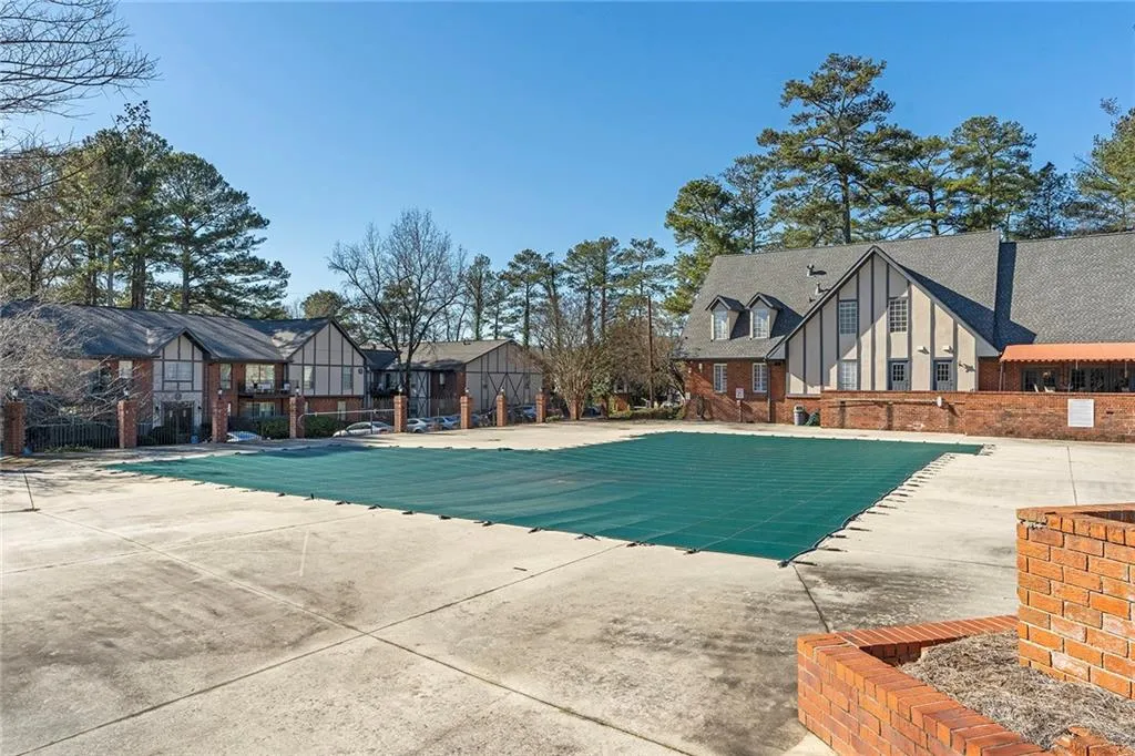 6851 Roswell Road Unit M18, Sandy Springs, Georgia 30328, 3 Bedrooms Bedrooms, ,2 BathroomsBathrooms,Residential,Sold,6851 Roswell Road Unit M18,6988950
