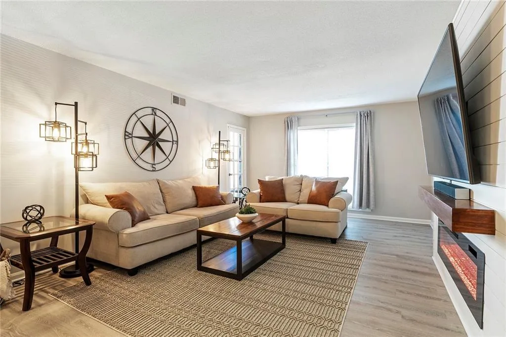 6851 Roswell Road Unit M18, Sandy Springs, Georgia 30328, 3 Bedrooms Bedrooms, ,2 BathroomsBathrooms,Residential,Sold,6851 Roswell Road Unit M18,6988950