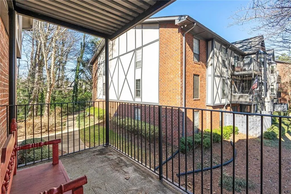 6851 Roswell Road Unit M18, Sandy Springs, Georgia 30328, 3 Bedrooms Bedrooms, ,2 BathroomsBathrooms,Residential,Sold,6851 Roswell Road Unit M18,6988950