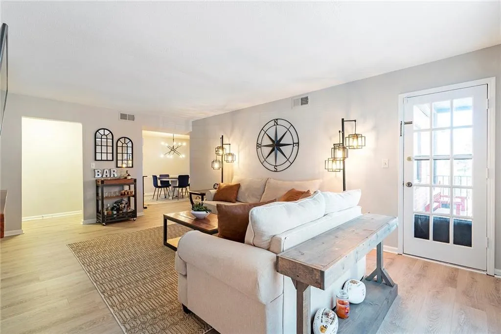 6851 Roswell Road Unit M18, Sandy Springs, Georgia 30328, 3 Bedrooms Bedrooms, ,2 BathroomsBathrooms,Residential,Sold,6851 Roswell Road Unit M18,6988950