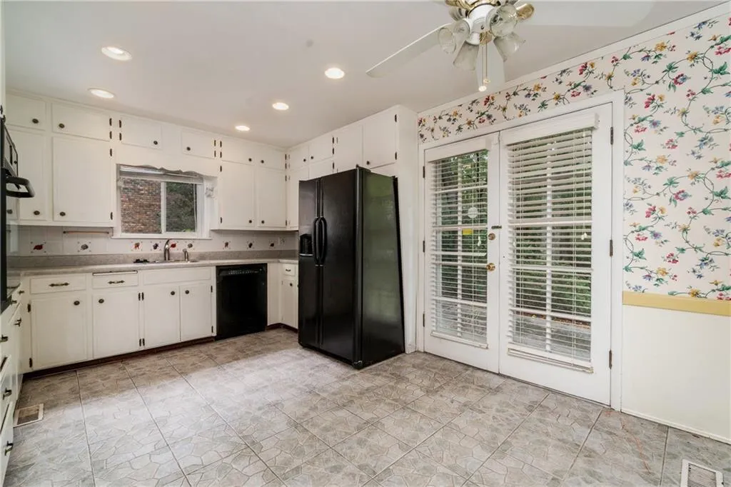 330 W Spalding Drive, Sandy Springs, Georgia 30328, 3 Bedrooms Bedrooms, ,2 BathroomsBathrooms,Residential,Sold,330 W Spalding Drive,6085280