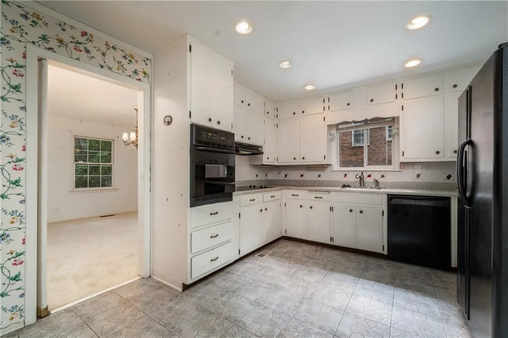 330 W Spalding Drive, Sandy Springs, Georgia 30328, 3 Bedrooms Bedrooms, ,2 BathroomsBathrooms,Residential,Sold,330 W Spalding Drive,6085280