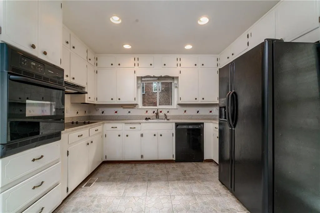 330 W Spalding Drive, Sandy Springs, Georgia 30328, 3 Bedrooms Bedrooms, ,2 BathroomsBathrooms,Residential,Sold,330 W Spalding Drive,6085280