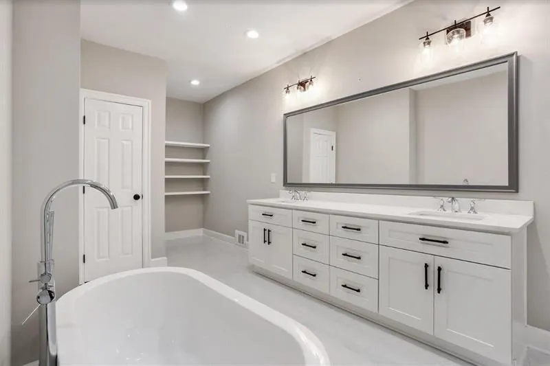 105 Blenheim Place, Sandy Springs, Georgia 30350, 6 Bedrooms Bedrooms, ,5 BathroomsBathrooms,Residential,Sold,105 Blenheim Place,6746502