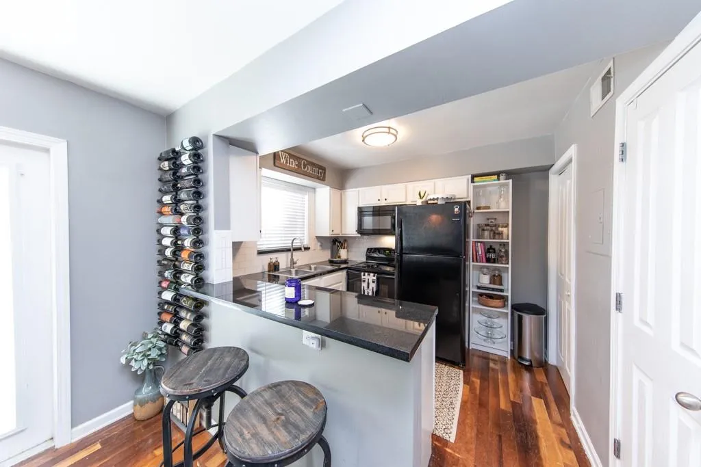 6940 Roswell Road Unit 24e, Atlanta, Georgia 30028, 1 Bedroom Bedrooms, ,1 BathroomBathrooms,Residential,Sold,6940 Roswell Road Unit 24e,6816215