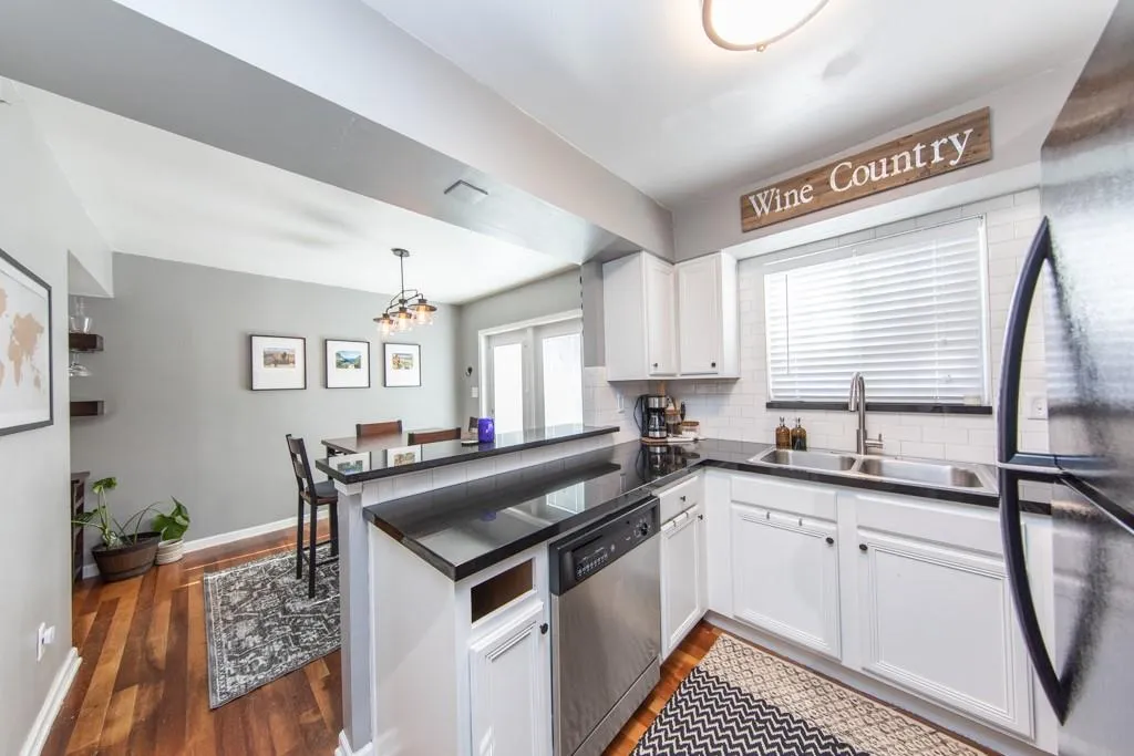 6940 Roswell Road Unit 24e, Atlanta, Georgia 30028, 1 Bedroom Bedrooms, ,1 BathroomBathrooms,Residential,Sold,6940 Roswell Road Unit 24e,6816215