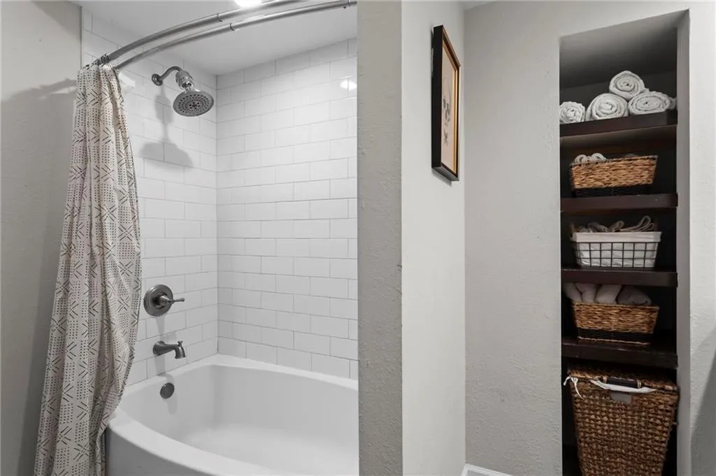 3777 Peachtree Road Ne Unit 1602, Brookhaven, Georgia 30319, 2 Bedrooms Bedrooms, ,2 BathroomsBathrooms,Residential,For Sale,3777 Peachtree Road Ne Unit 1602,7666028