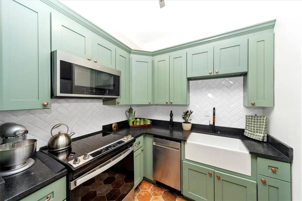 3060 Pharr Court North Nw Unit 423, Atlanta, Georgia 30305, 2 Bedrooms Bedrooms, ,1 BathroomBathrooms,Residential,For Sale,3060 Pharr Court North Nw Unit 423,7648668
